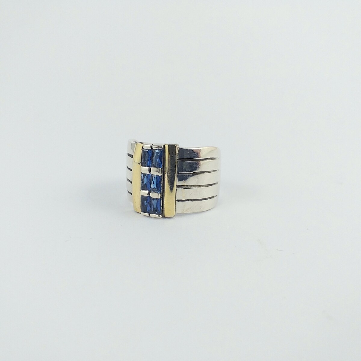 Anillo de plata 925 con double en oro 18k y circonia azul. Diámetro interior 17 mm. 