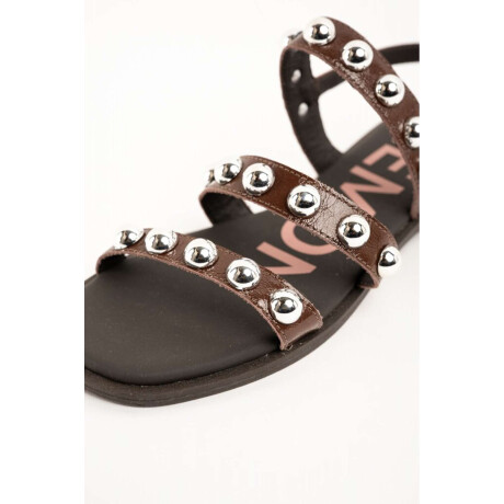 Sandalia De Tiras Con Tachas Chocolate