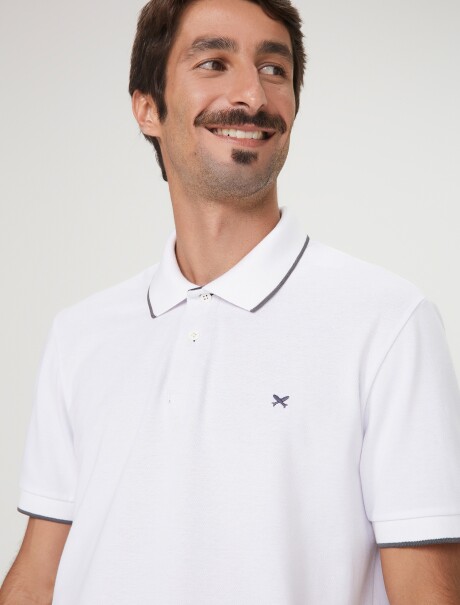 POLO BÁSICA MASCULINA EN TELA PIQUÉ CON LOGO BORDADO BLANCO