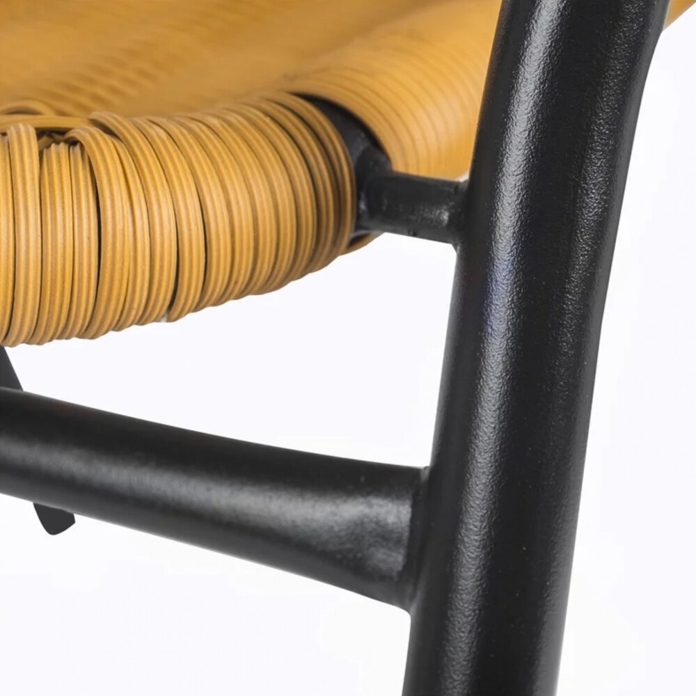 Silla exterior de metal y Rattan con apoyabrazos Beige