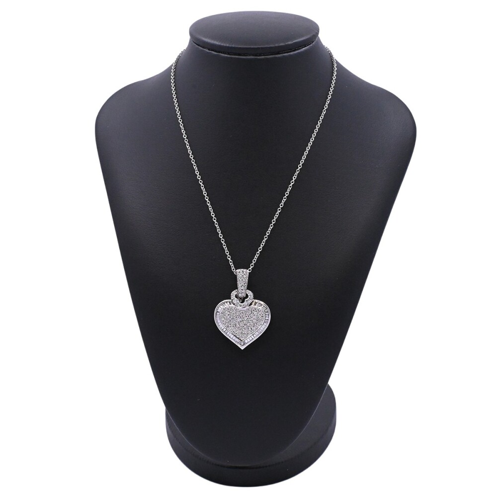 Dije oro 18k blanco corazón con brillantes baguette y redondos. Dije oro 18k blanco corazón con brillantes baguette y redondos.