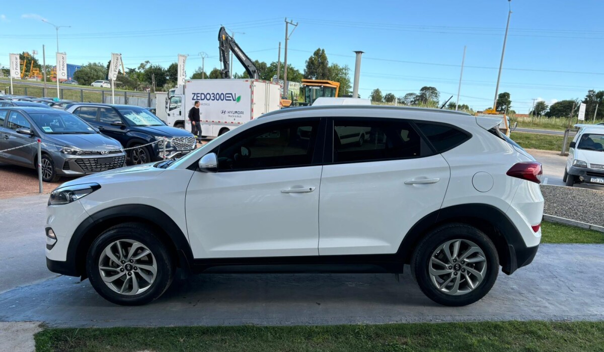 Hyundai	Hyundai Tucson 2,0 AT GL Sport - 2016 Hyundai	Hyundai Tucson 2,0 AT GL Sport - 2016