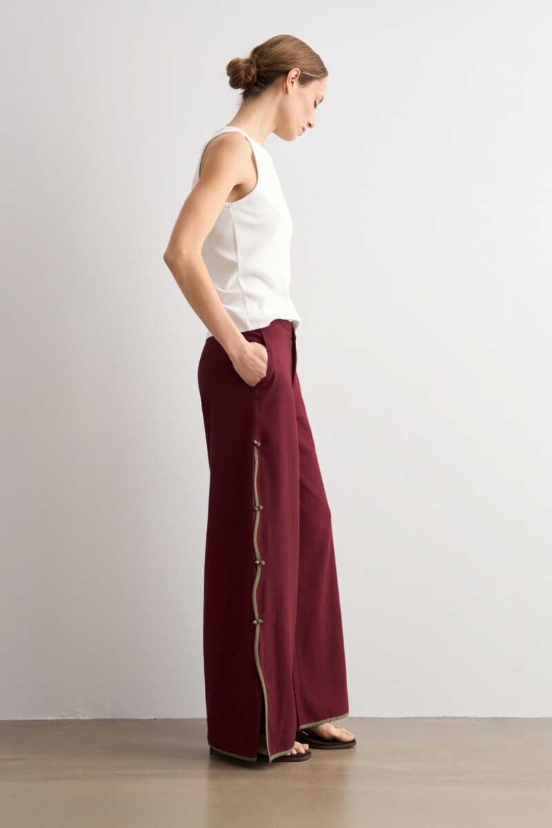 Pantalón con vivo y botones laterales ciruela
