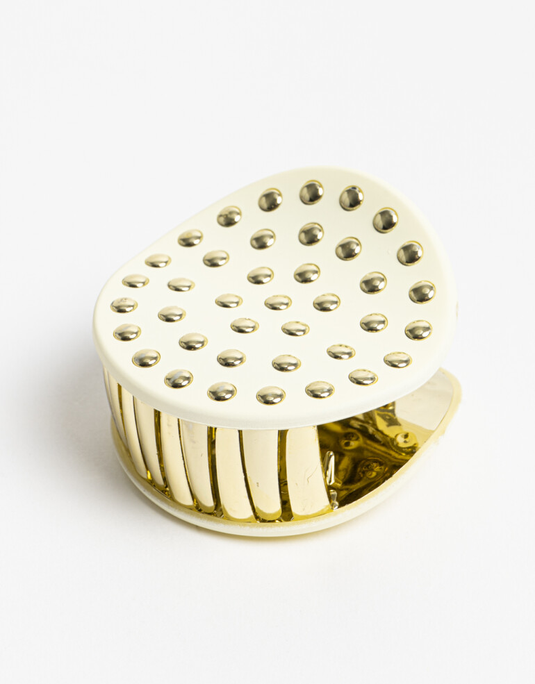 Broche Acrilico Broche De Acrilico Con Apliques Metalicos. - Blanco Crudo