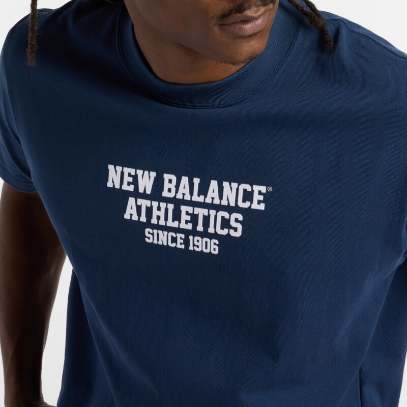 Remera New Balance de Hombre - Varsity Graphic - MT51526NNY BLUE