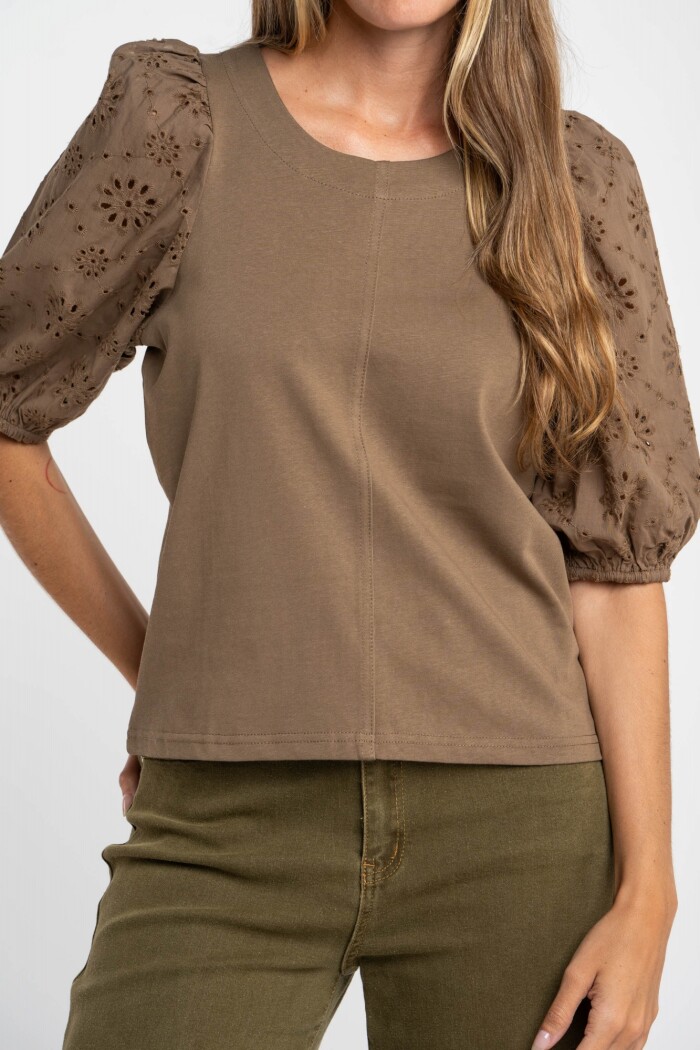 Remera Manga Globo Broderie Oliva