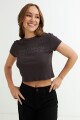 Remera crop top con estampa MARRON