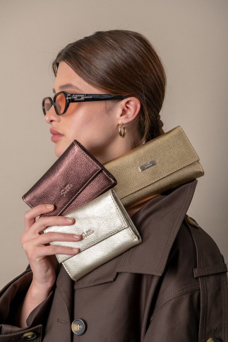 Billetera Compacta de Dama en Cuero Genuino | Cierre Magnético y Lujo Cobre