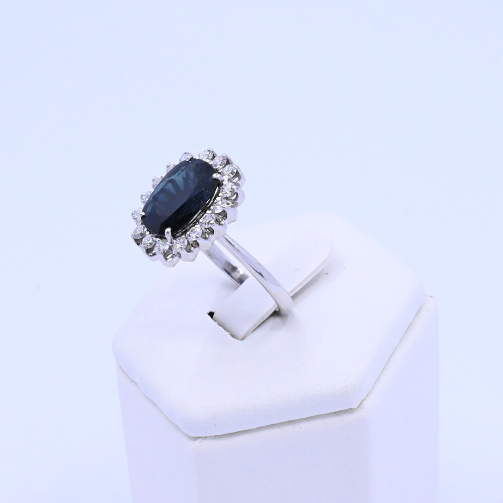 Anillo oro 18k blanco con zafiro azul oval y brillantes. Anillo oro 18k blanco con zafiro azul oval y brillantes.