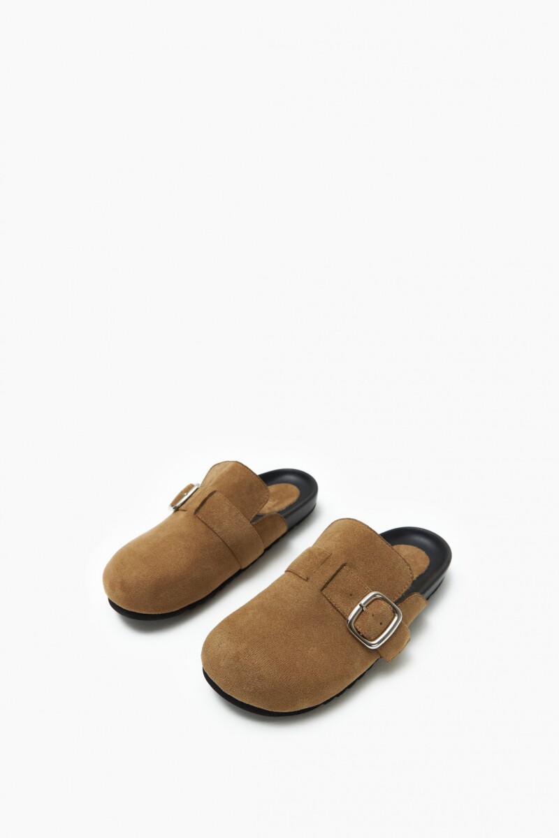 Zueco simil gamuza con hebilla beige