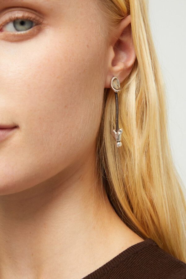 PENDIENTES LARGOS DE CUERO Y ALEACIÓN DE METALES BAÑADOS EN PLATA DE LEY Y CORAZONES Pendiente