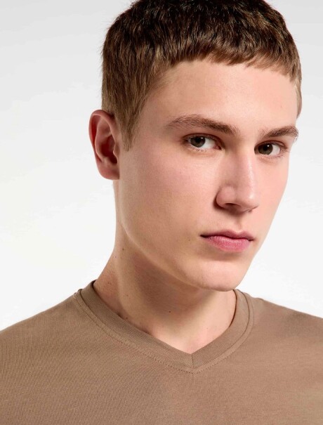 CAMISETA BÁSICA WORLD CUELLO EN V BEIGE