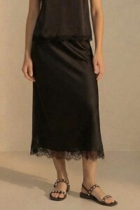 Falda Midi Satinada Negro