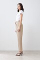 Pantalón sastrero con pinzas y cinturón beige