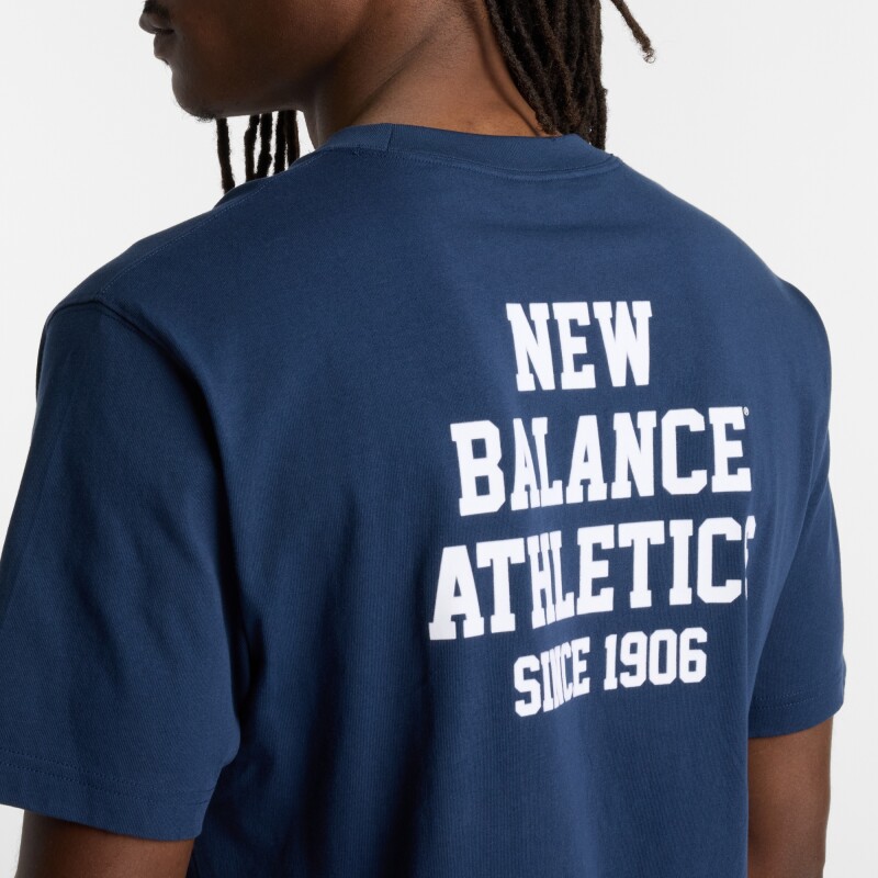 Remera New Balance de Hombre - Varsity Graphic - MT51526NNY BLUE