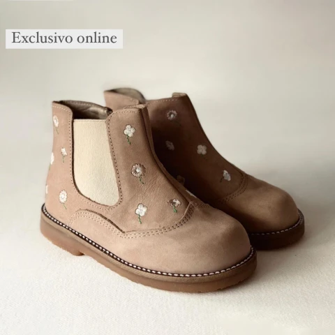 Botas De Cuero Flora Arena Bordada