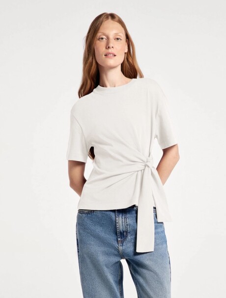 BLUSA CON DETALLE DE LAZO BEIGE