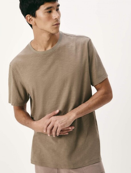 CAMISETA BÁSICA CONFORT MARRÓN