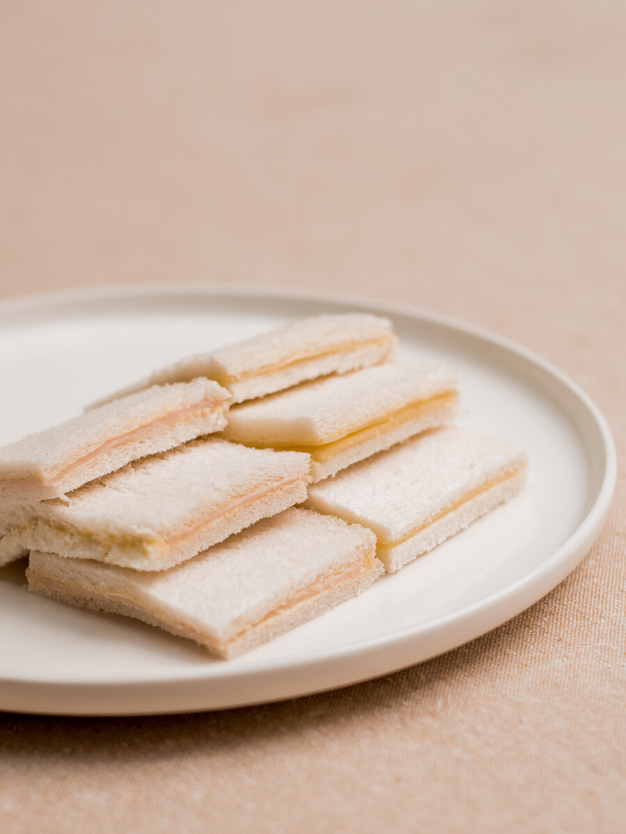 Sandwiches de jamón y queso Sandwiches de jamón y queso