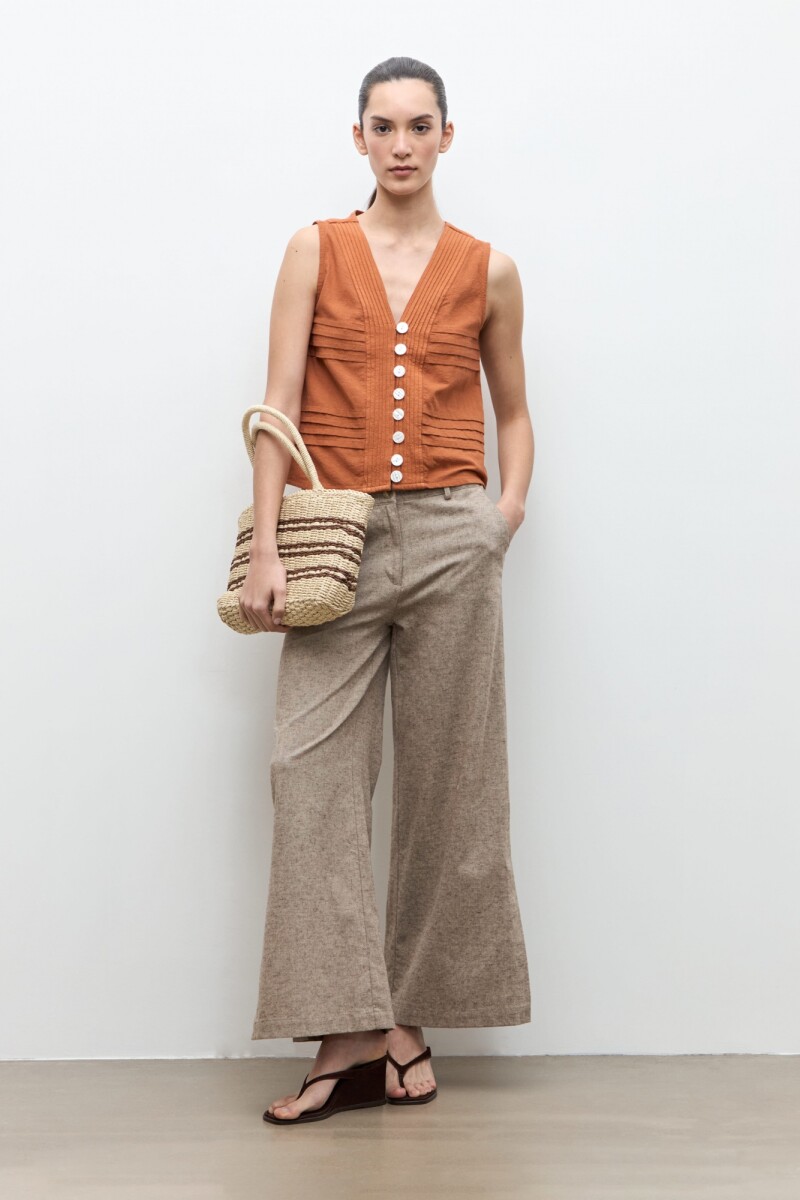Blusa con alforzas lacre