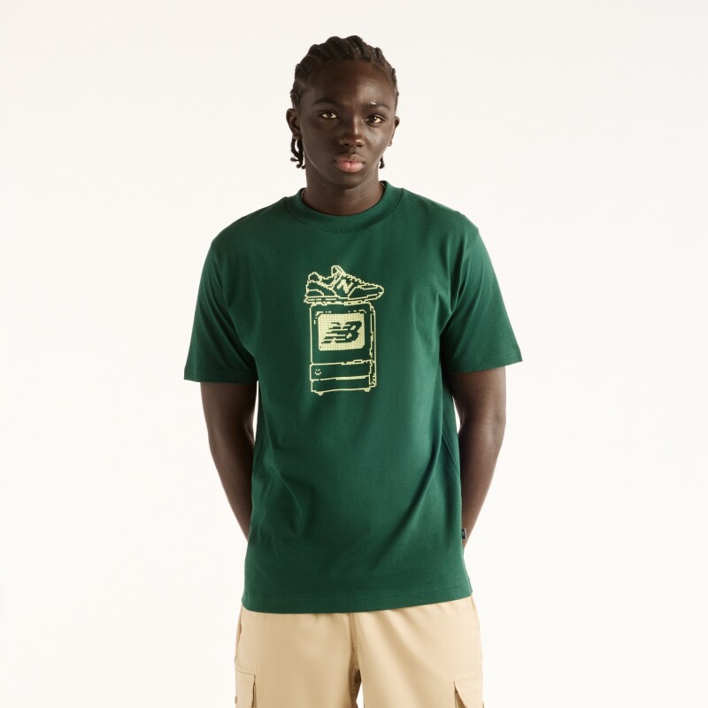 Remera New Balance de Hombre - Digitally - MT62M06CNOG GREEN