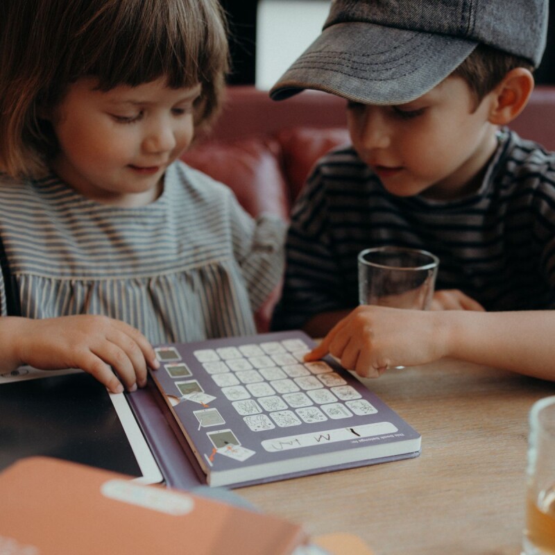 Mini Pizarra Led con libro y actividades Piratas