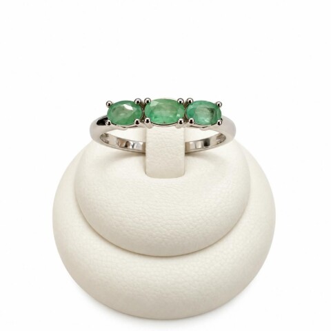 Anillo con tres Esmeraldas al centro Anillo con tres Esmeraldas al centro