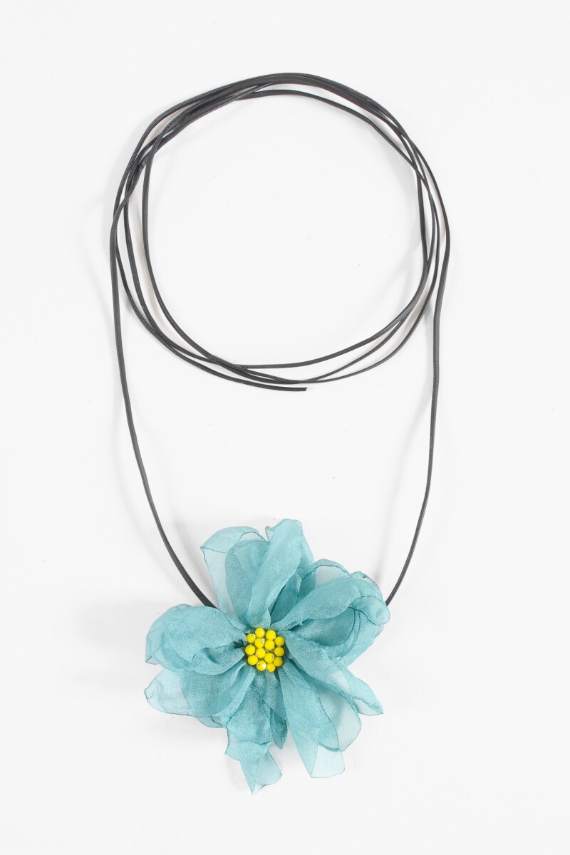 Collar cordón flor petálos mostacilla celeste