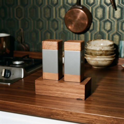 Set salero y pimentero acero inoxidable y madera de roble Set salero y pimentero acero inoxidable y madera de roble