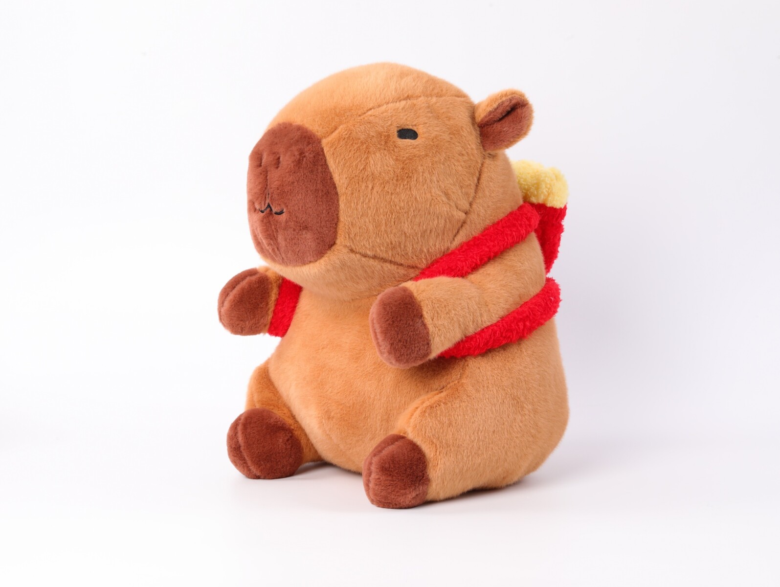 PELUCHE DE 35 CM (CARPINCHO PARDO CON MOCHILA DE PAPAS FRITAS) 