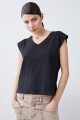 Remera con botones en hombros negro