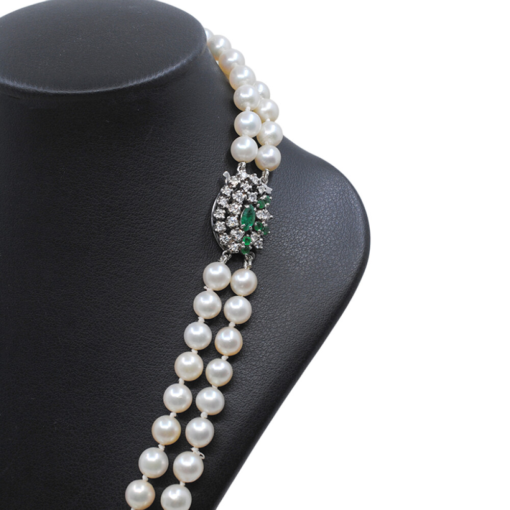 Collar perlas de cultivo dos vueltas con broche oro 18k blanco, brillantes y esmeraldas Collar perlas de cultivo dos vueltas con broche oro 18k blanco, brillantes y esmeraldas