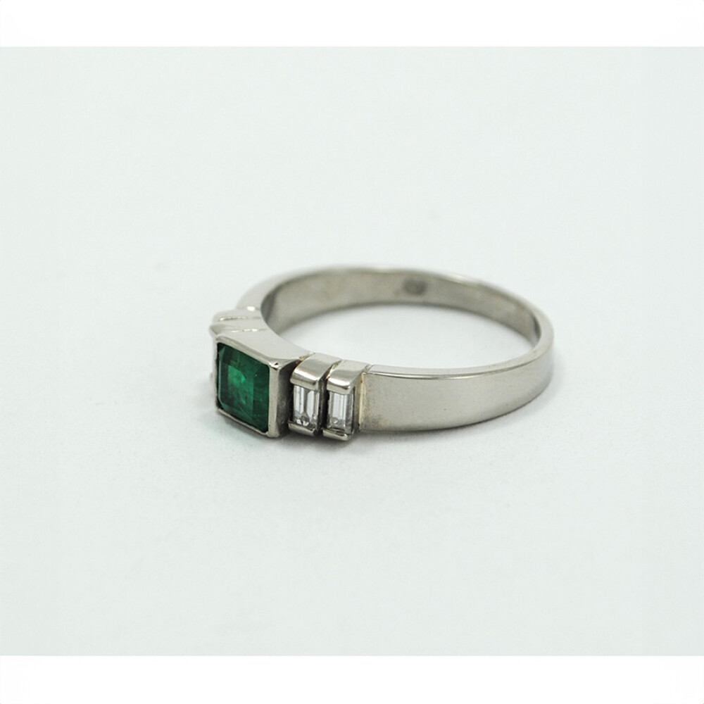 Anillo De Platino Con Esmeralda Y Brillantes Baguettes Anillo De Platino Con Esmeralda Y Brillantes Baguettes