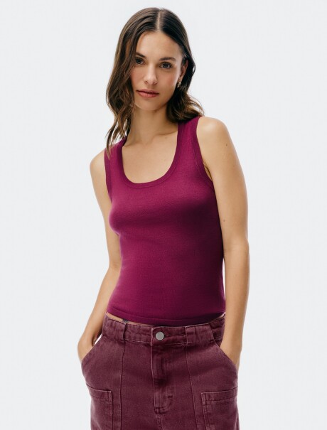 MUSCULOSA CUELLO EN U EN TELA ACANALADA VIOLETA