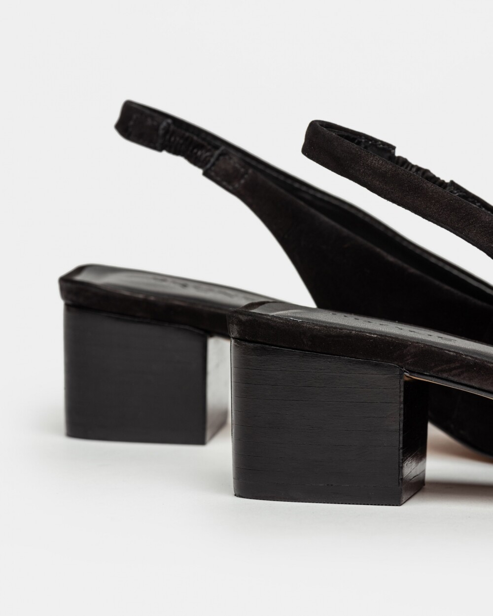 Stiletto Marga en cuero nobuk Negro