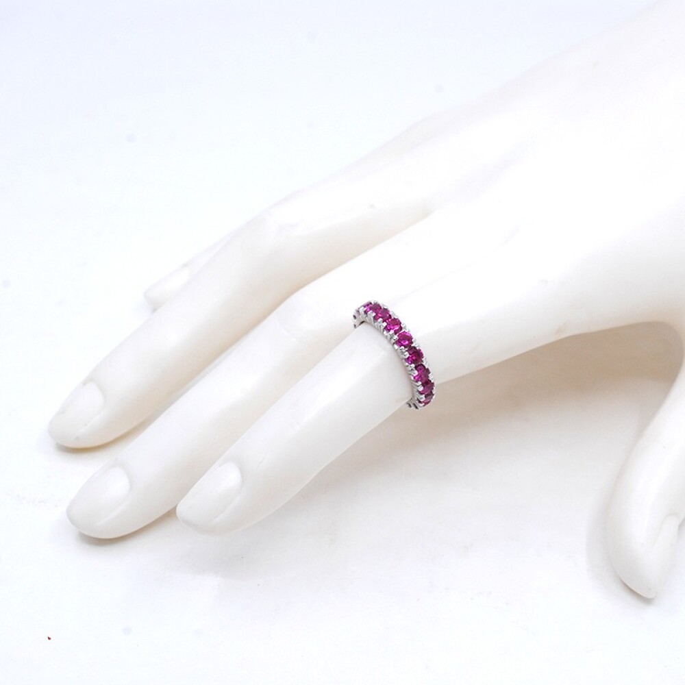 Anillo en oro 18k blanco y rubies sintéticos Anillo en oro 18k blanco y rubies sintéticos