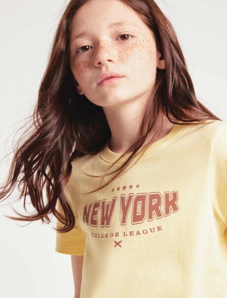 CAMISETA BÁSICA INFANTIL CON ESTAMPA AMARILLO