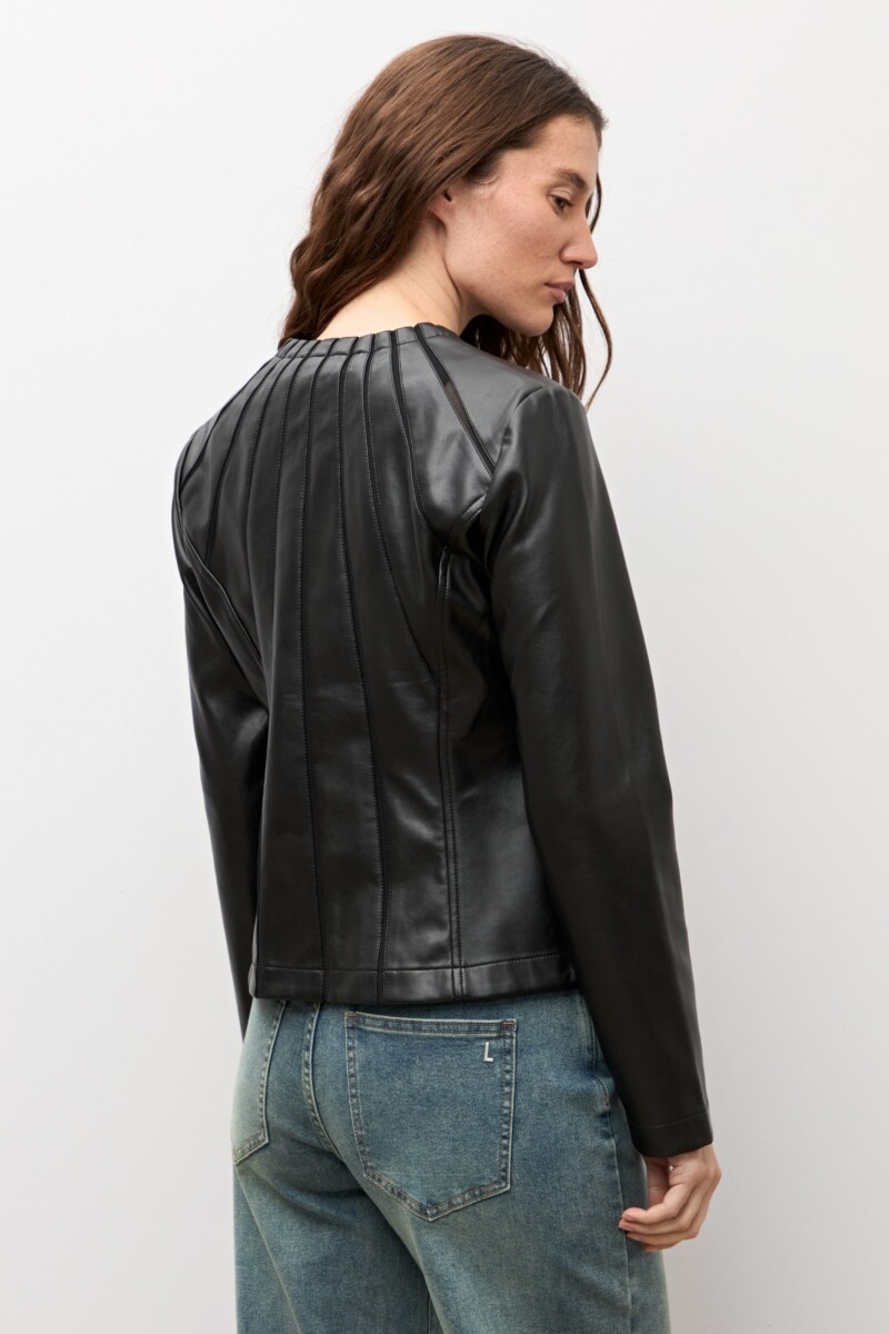 Chaqueta eco cuero con tul negro