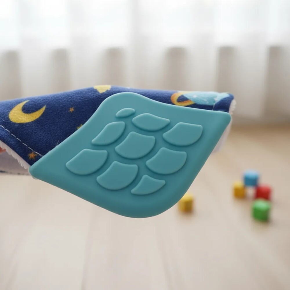 Babero bandana con mordillo BUBA space azul