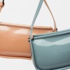Cartera al hombro Leaf en efecto cuero charol Celeste