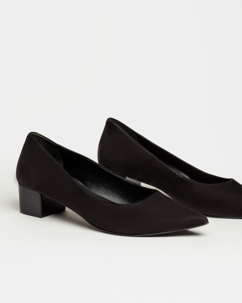 Stiletto Alanis en cuero nobuk Negro