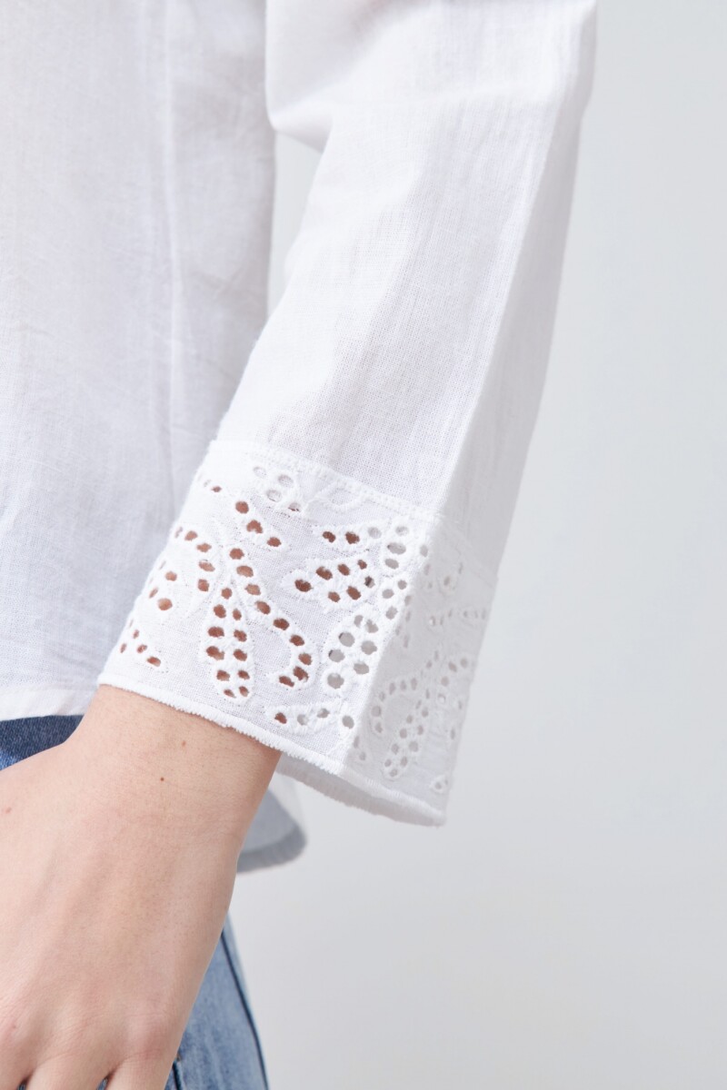 Camisa con cuello y puños bordados blanco