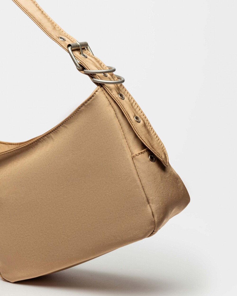 Cartera Al Hombro Gang Glamy En Nylon Metalizado