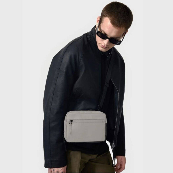 Bandolera Gaston Luga Dash Horizontal Vertical Impermeable Color Gris