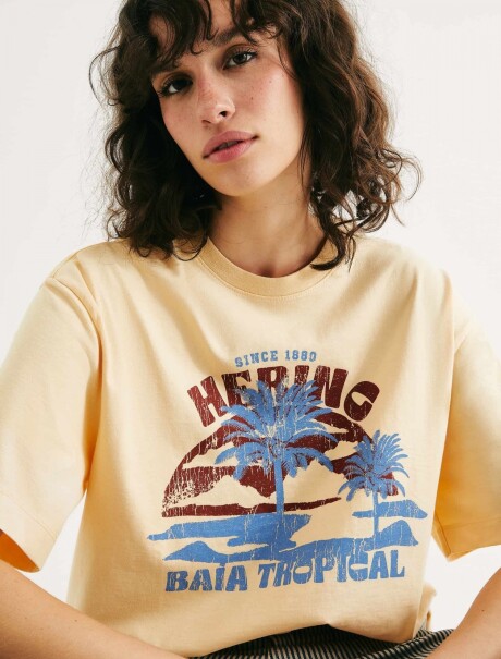 CAMISETA OVERSIZED CON ESTAMPA AMARILLO