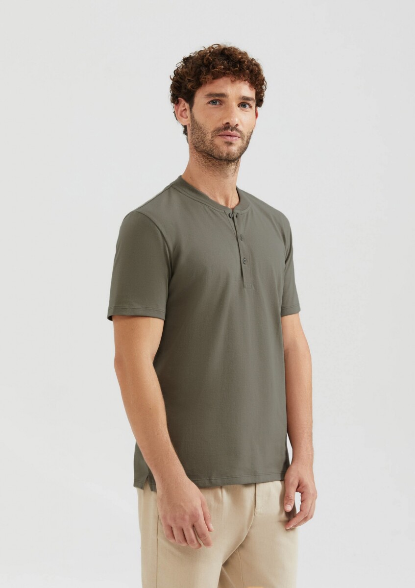 CAMISETA CON BOTONES - VERDE 