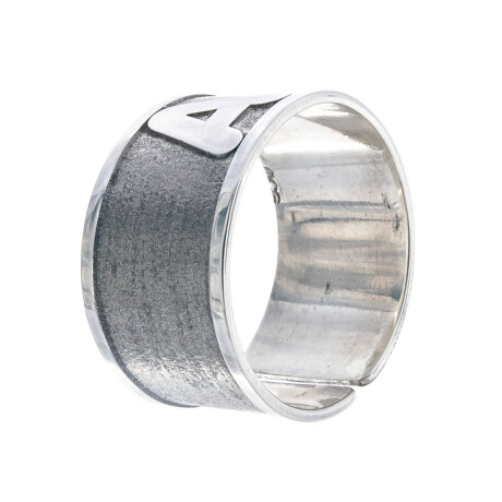 Anillo de plata 925 satinado con letra aplicada. Anillo de plata 925 satinado con letra aplicada.