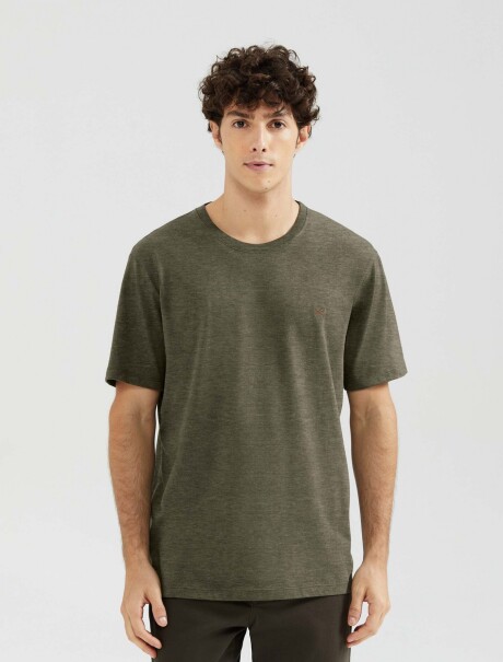 CAMISETA BÁSICA WORLD CON BORDADO VERDE