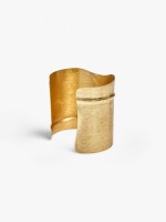 Pulsera Ancha Rígida Con Relieve dorado