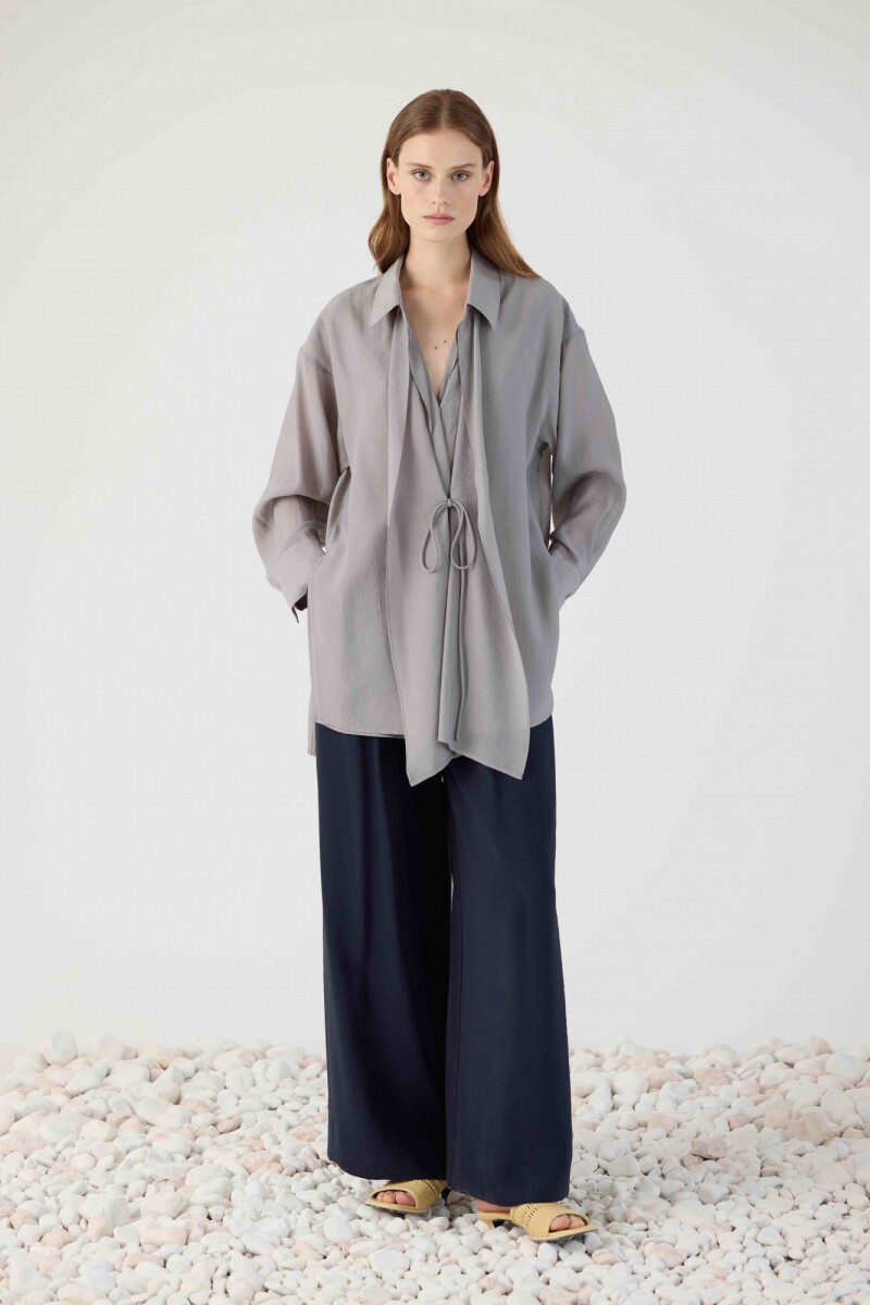 CAMISA CON LAZO Gris